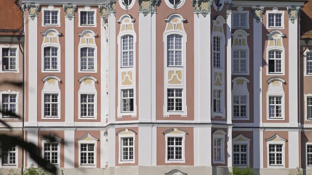 Der Kapitelsaal befindet sich im Ostflügel des Konvents, der nach Plänen von Johann Michael Fischer gebaut wurde.