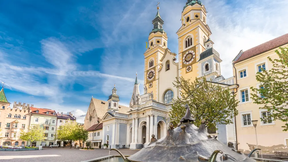 Domplatz Brixen mit Brunnen