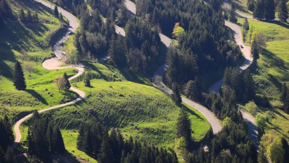 Blick auf die kurvige Passstraße am Oberjoch bei Bad Hindelang