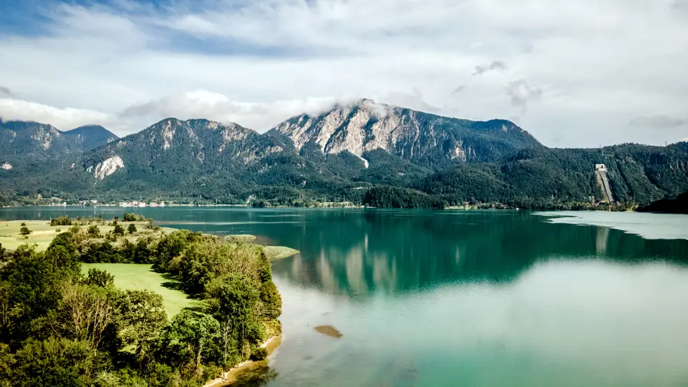 Rechts im Bild: das Walchenseekraftwerk, in der Mitte sieht man den Jochberg