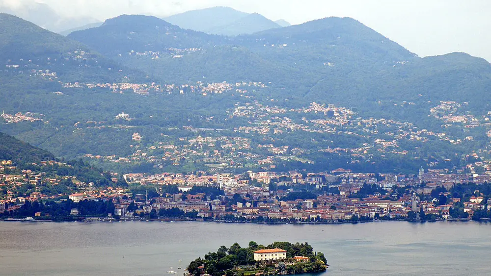 Blick von oben auf die Isola Madre im Lago Maggiore