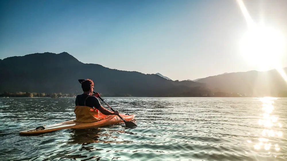 Eine entspannende Kajak-Tour auf dem Tegernsee dem Sonnenuntergang entgegen.