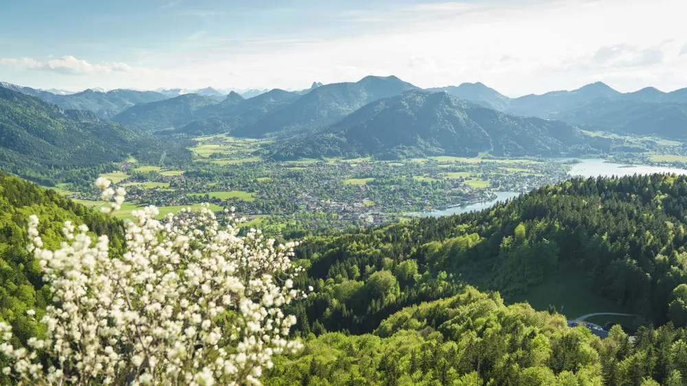 Blick von der Riedersteinkapelle am Abend auf den Tegernsee und Rottach-Egern