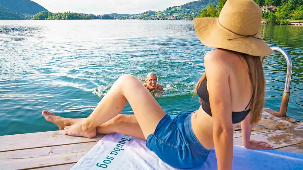 Zwei Frauen beim Baden am bayerischen Schliersee
