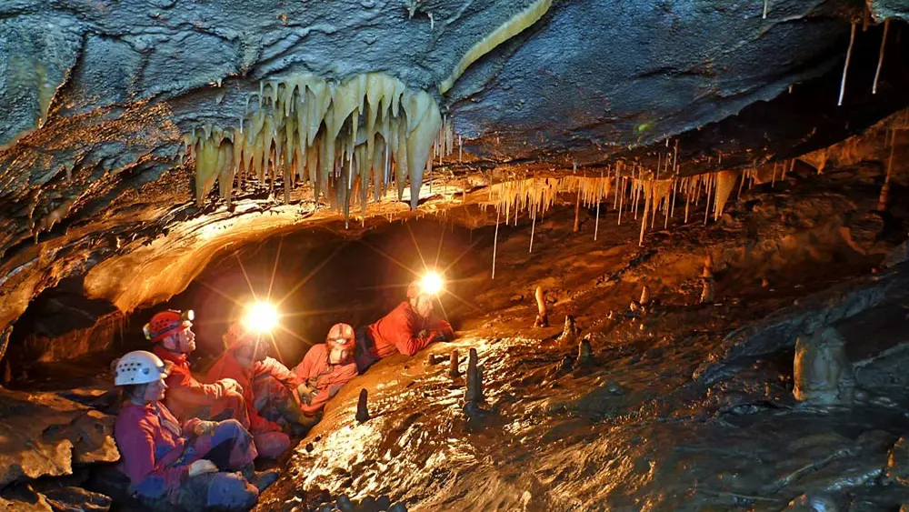 Trekking-Gruppe durch die Hölloch-Höhle