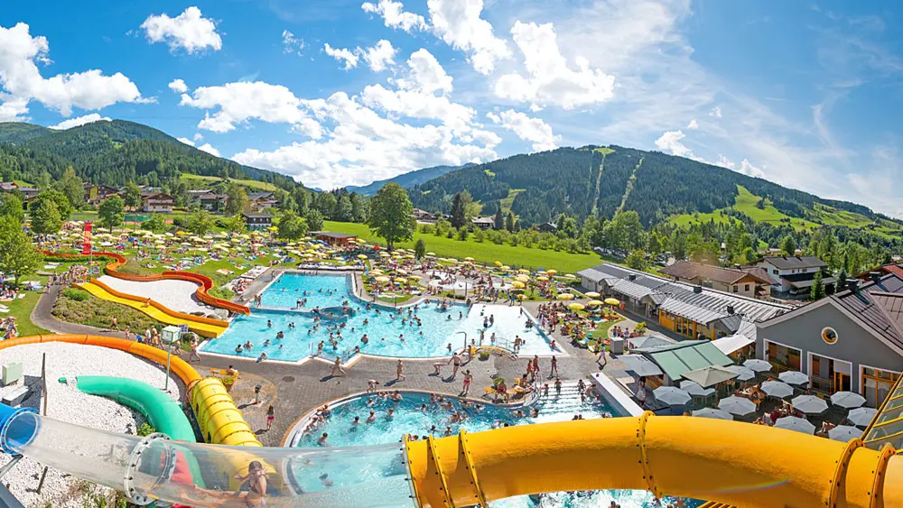 Luftaufnahme des Außenbereichs des Erlebnisbads Wasserwelt Wagrain