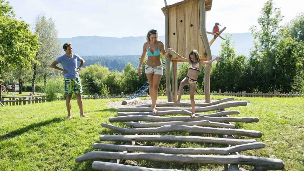 Familie auf dem Spielplatz 'Im Reich der Seehexe' am Pressegger See