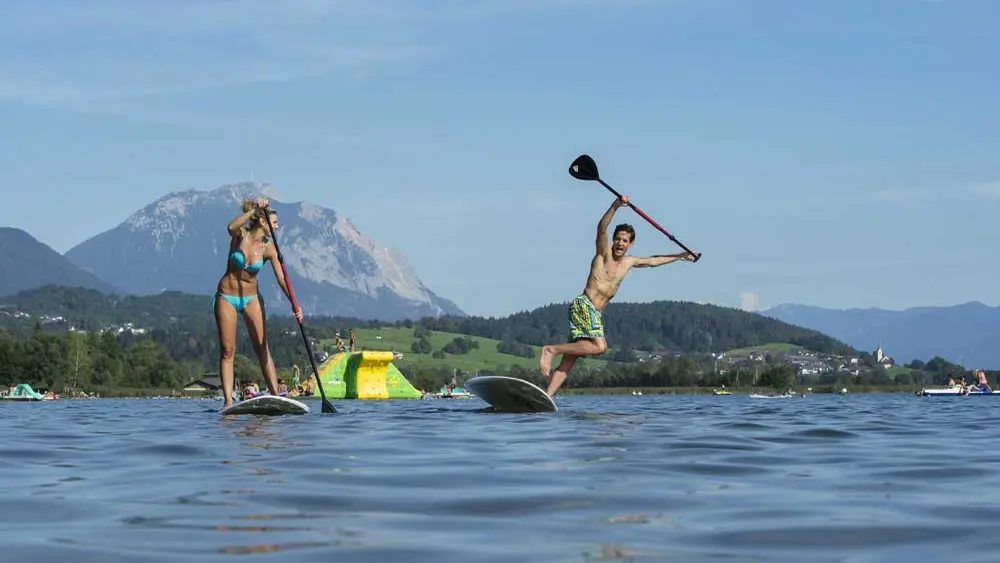 Paar beim Stand-Up-Paddling auf dem Pressegger See