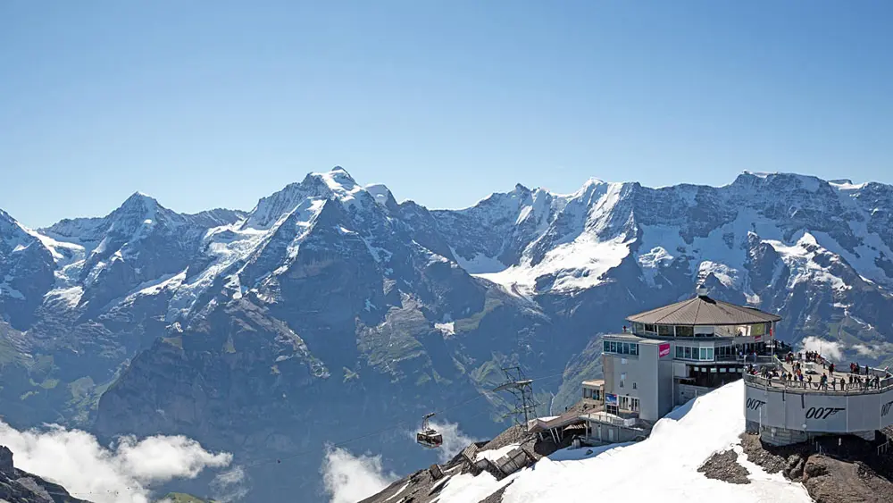 Blick auf das Drehrestaurant Piz Gloria auf dem Schilthorn