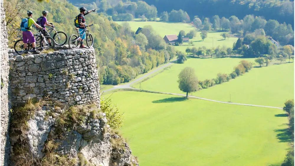 Mountainbiker auf einem Felsen in der Fränkischen Schweiz
