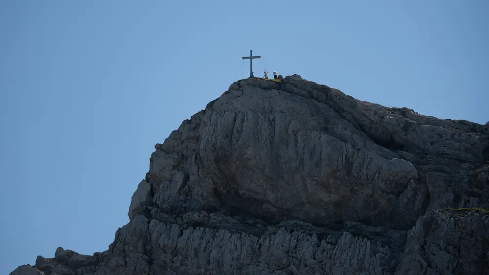 Blick auf das Gipfelkreuz der Westlichen Karwendelspitze aus der Grube