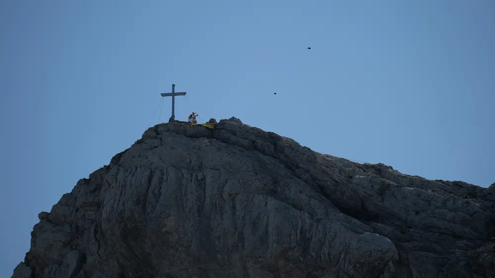 Blick auf das Gipfelkreuz der Westlichen Karwendelspitze aus der Grube