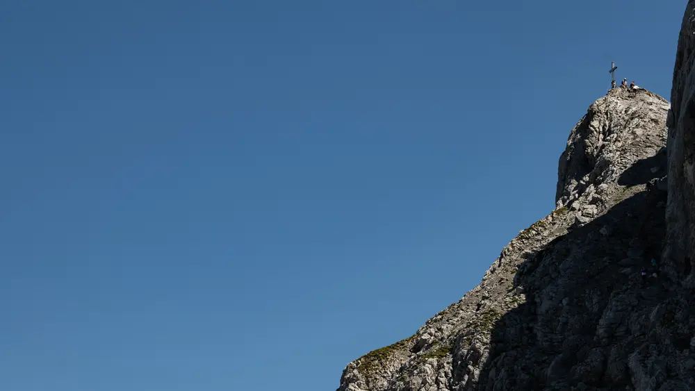 Blick auf das Gipfelkreuz der Westlichen Karwendelspitze aus der Grube