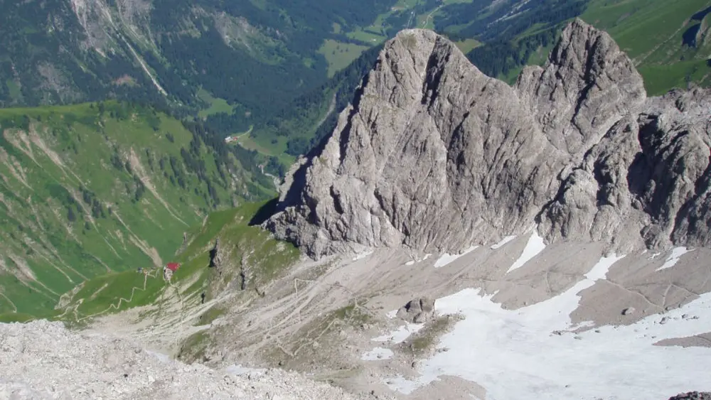 Blick von oben auf den Heilbronner Weg bei Oberstdorf