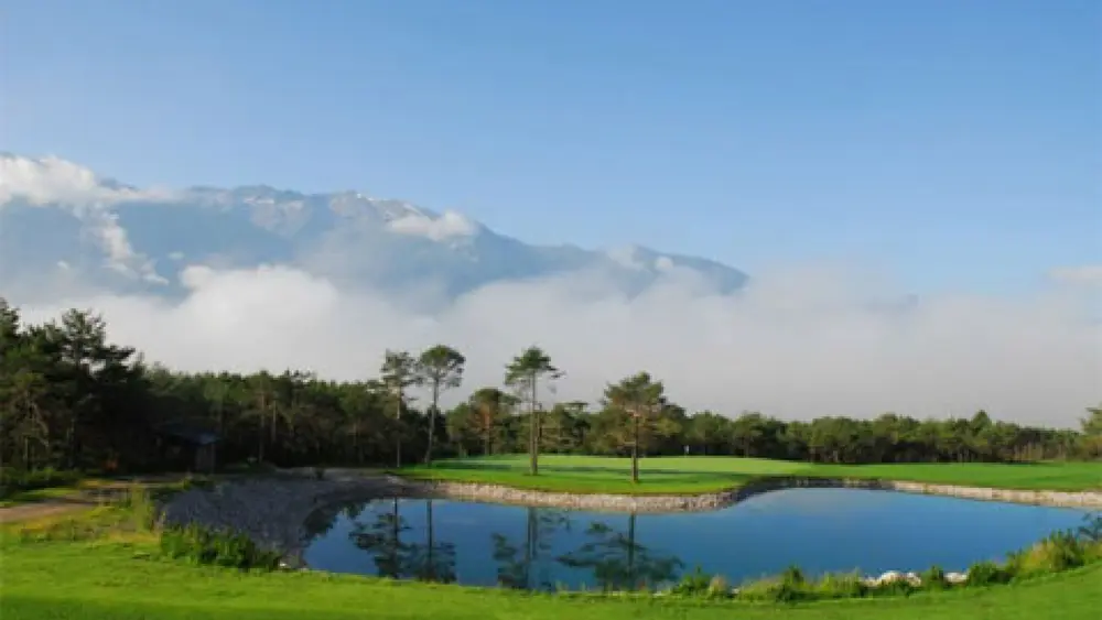 Blick auf ein Loch mit Wasserhindernis im Golfpark Mieminger Plateau