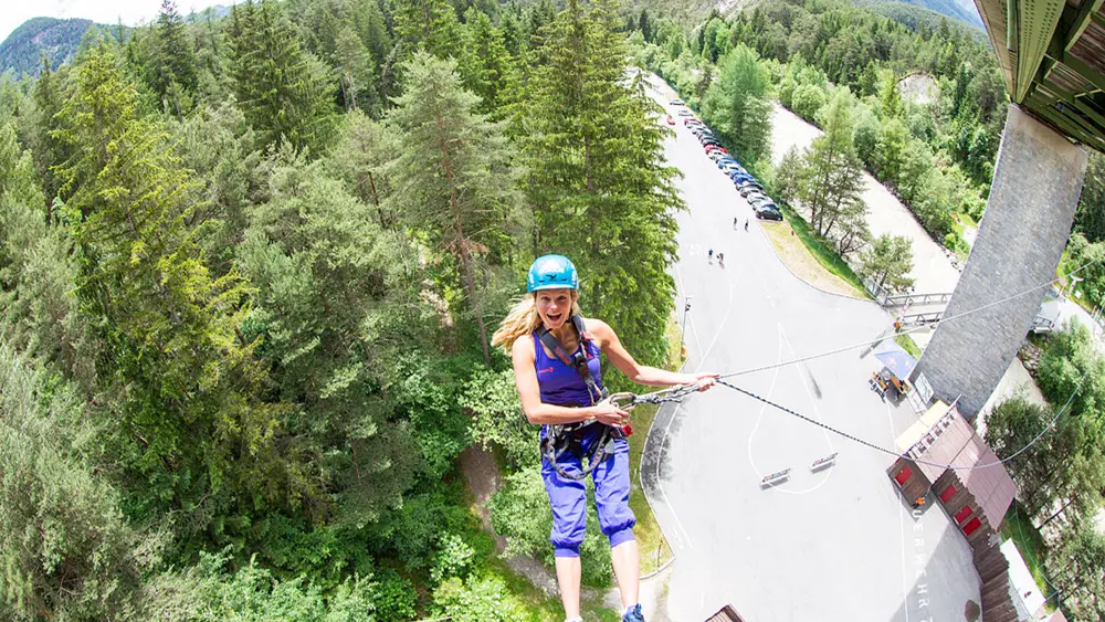 Frau auf der Mega Swing in der AREA 47