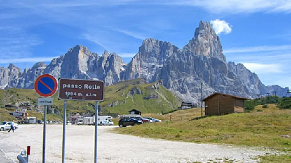 Passo Rolle im Fleimstal mit den Dolomiten im Hintergrund