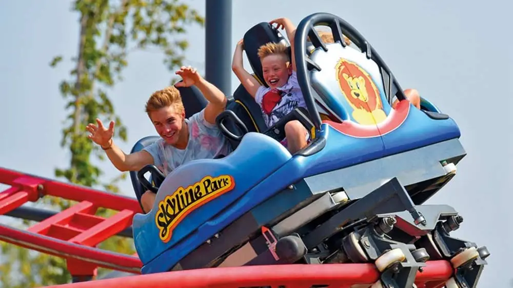 Kinder in einer Achterbahn-Gondel im Allgäu Skyline Park