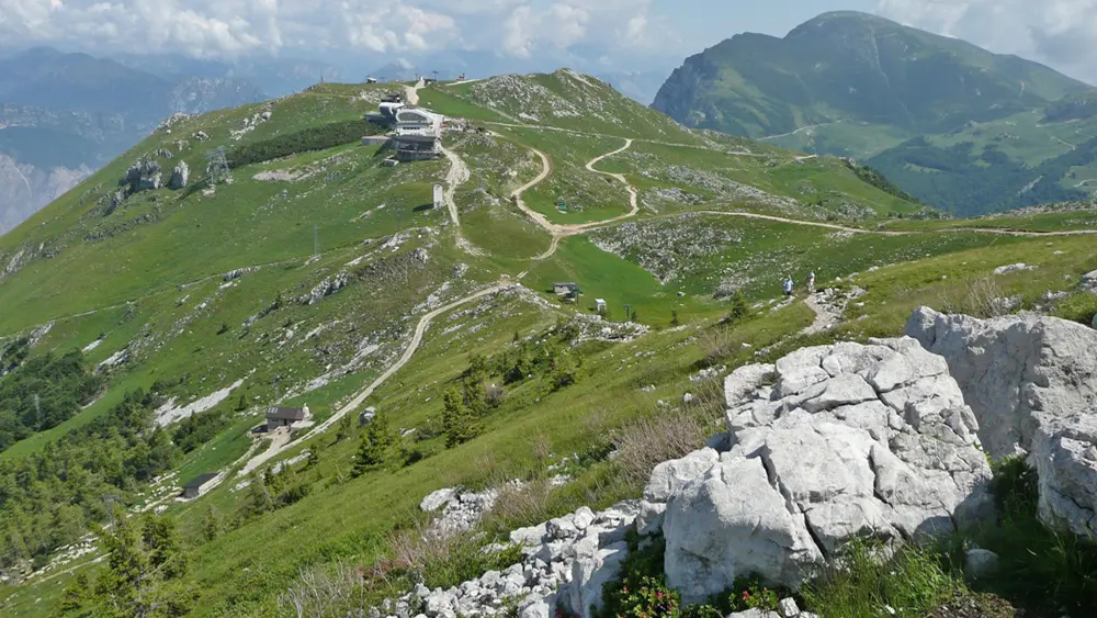 Blick auf den Monte Baldo und die Bergstation der Seilbahn