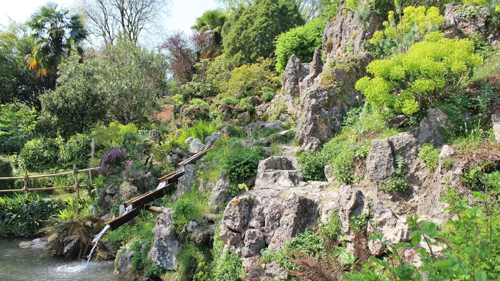 Angelegte Gebirgslandschaft im Heller-Garten