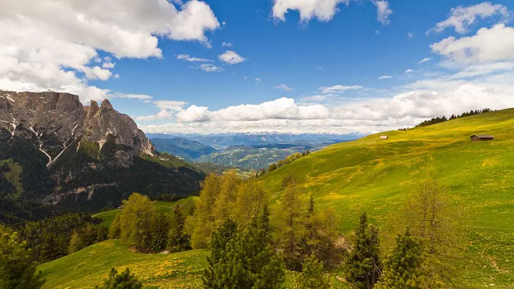Blick auf die Landschaft der Seiser Alm