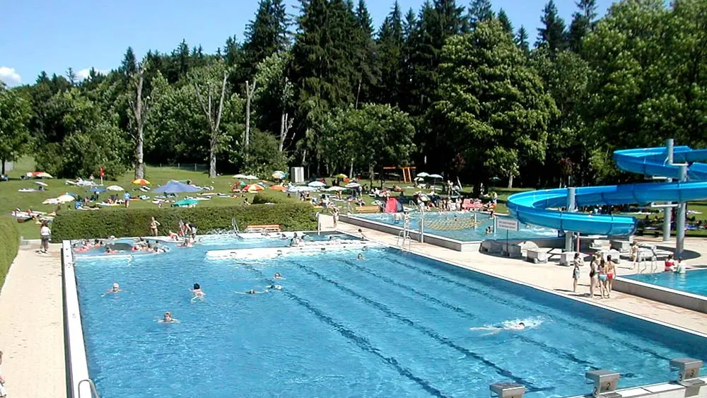 Luftaufnahme des Freibads in Niederndorf