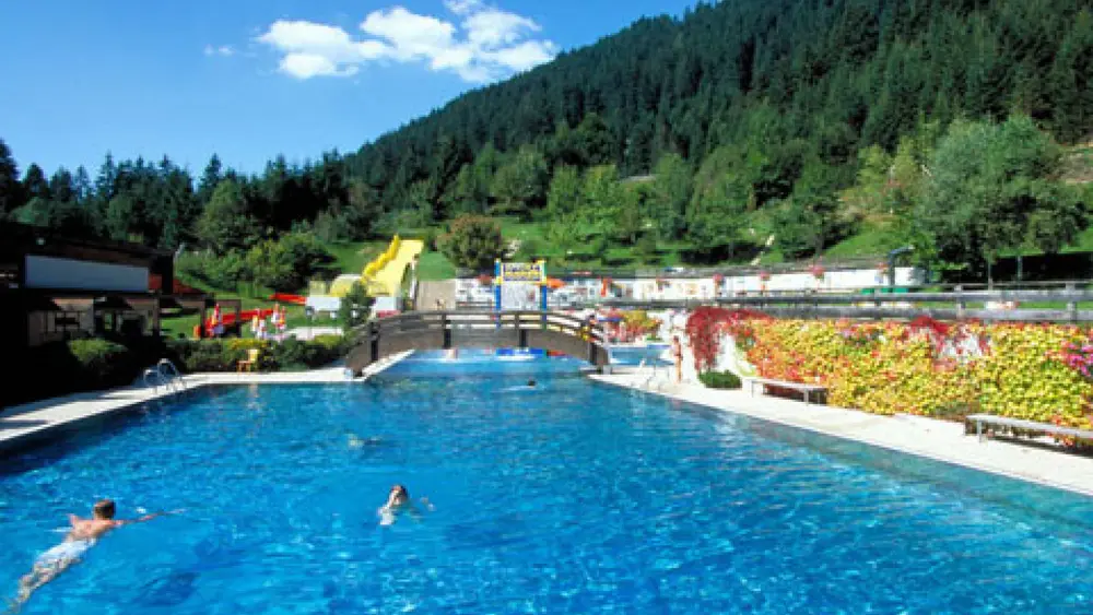 Außenbereich des Panoramabads in Lermoos