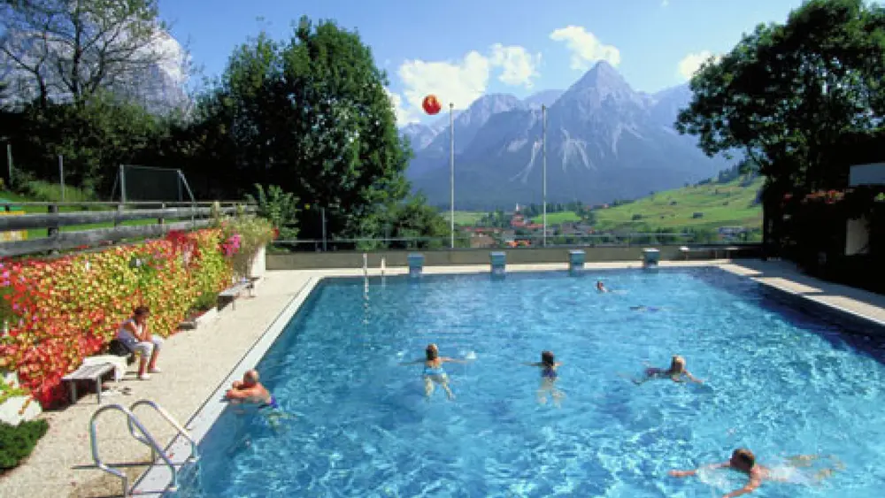 Schwimmerbecken im Panoramabad Lermoos mit herrlichen Bergblick