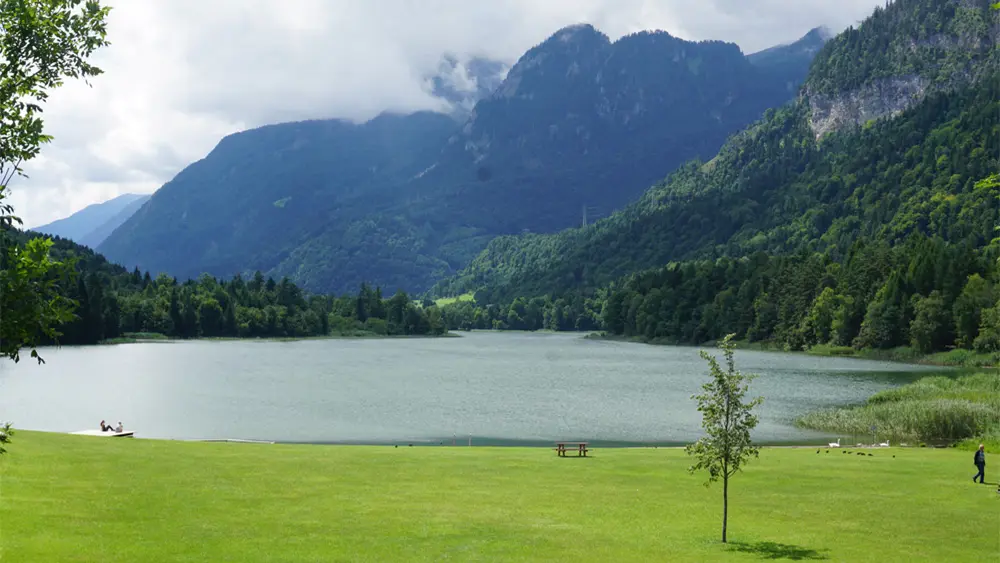 Der Reintalersee mit den umliegenden Bergen