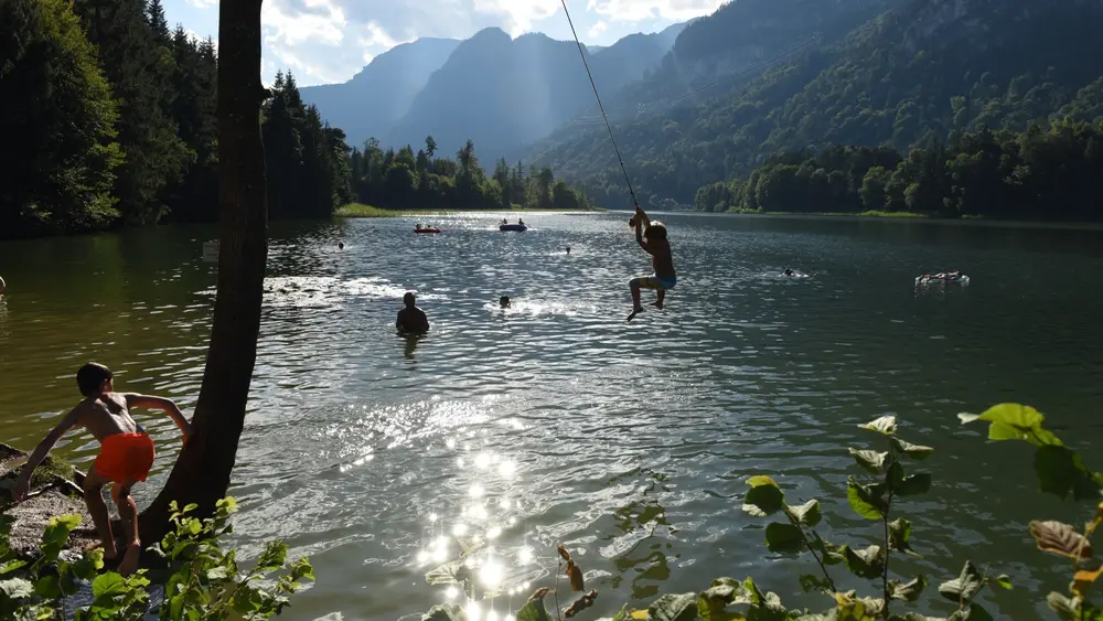 Kinder auf der Halbinsel im Reintalersee in Kramsach