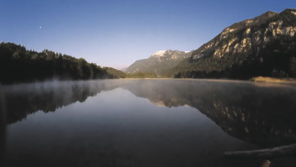 Reintalersee mit Nebel am Morgen in Kramsach