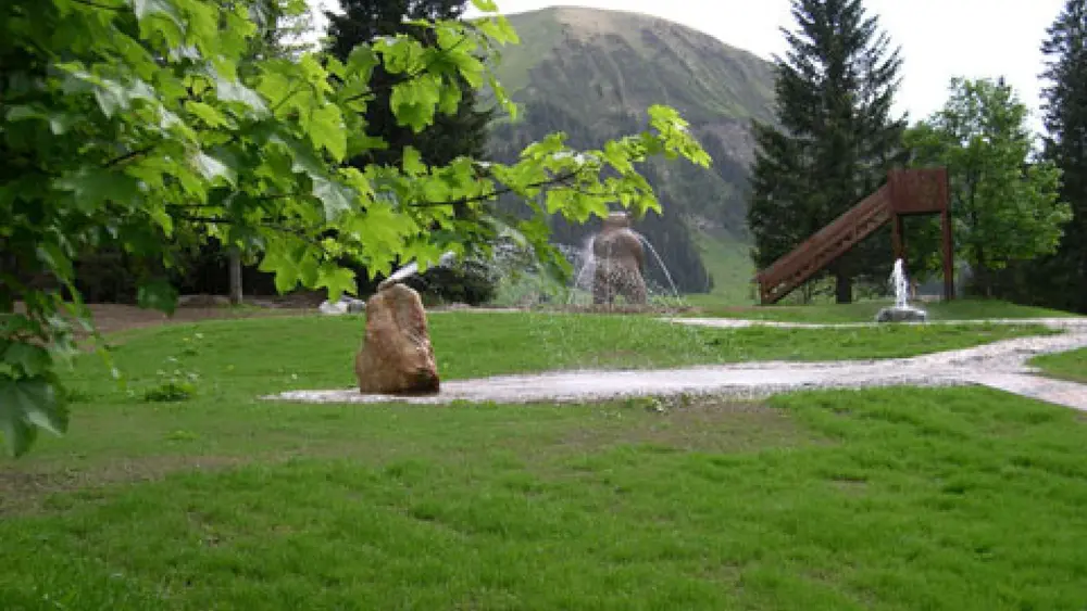Blick auf die Liegewiese im Bärenbad Berwang
