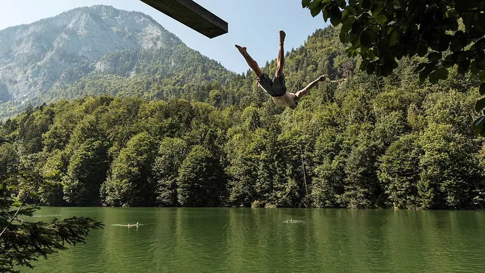 Sprung vom 5-m-Brett in den Stimmersee bei Langkampfen