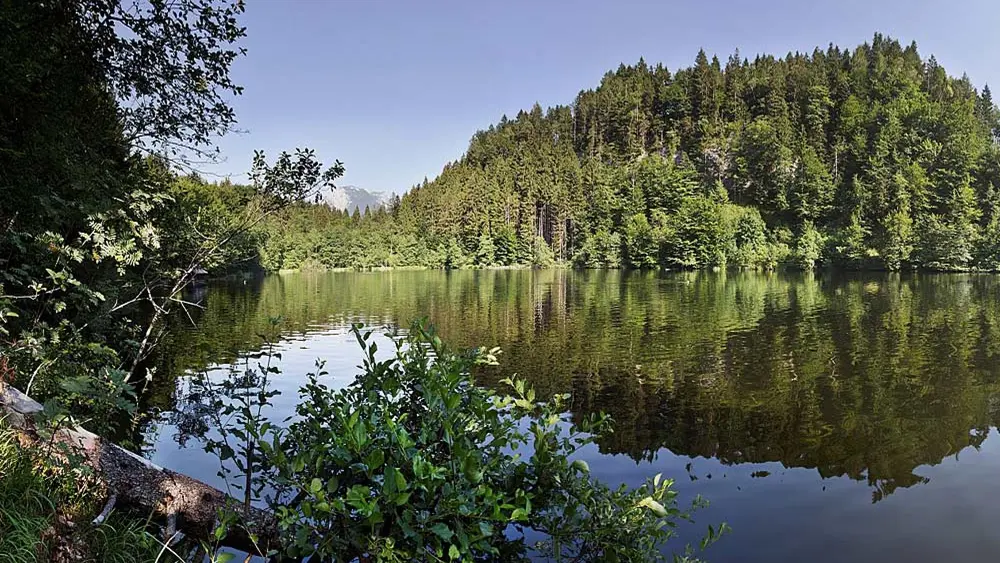 Blick auf den Naturbadesee Längsee bei Kufstein