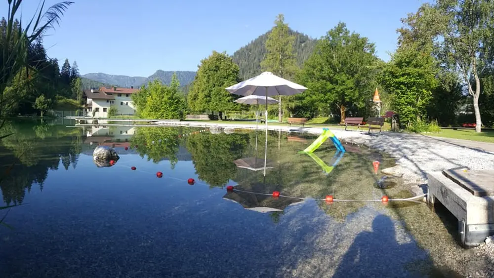 Der Badesee ist das Herzstück der Badeanlage