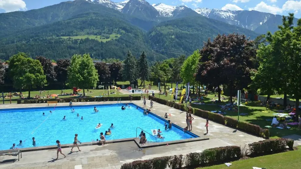 Blick auf das Außenbecken im Telfer Bad