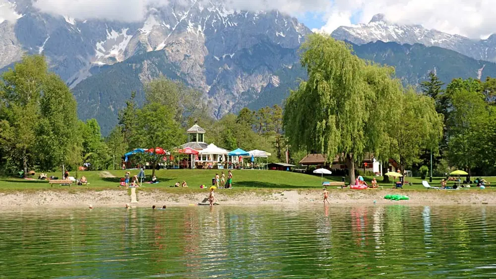 Blick auf das Ufer des Badesees Miemings