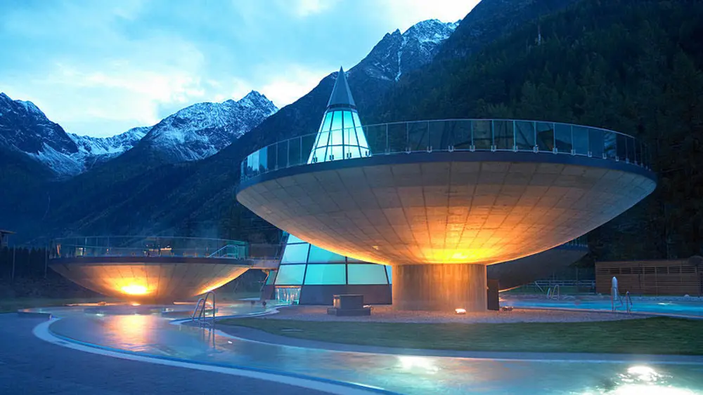 Der AQUA DOME bei Dämmerung