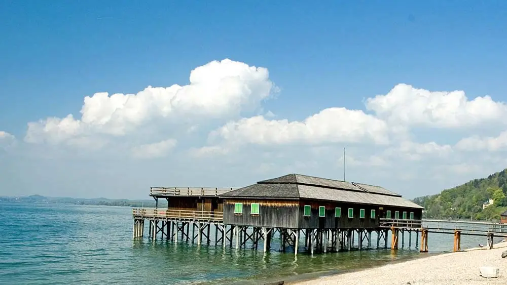 Das auf Pfählen im Bodensee stehende Mili in Bregenz