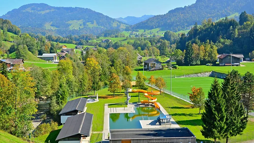 Luftaufnahme des Schwimmbad Hittisau