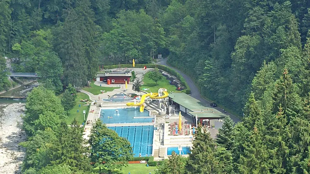 Luftaufnahme des Waldbads Enz in Dornbirn