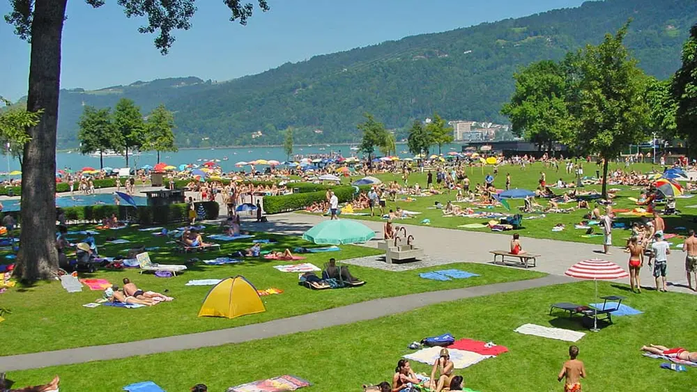 Blick auf die Liegewiese des Strandbads Bregenz