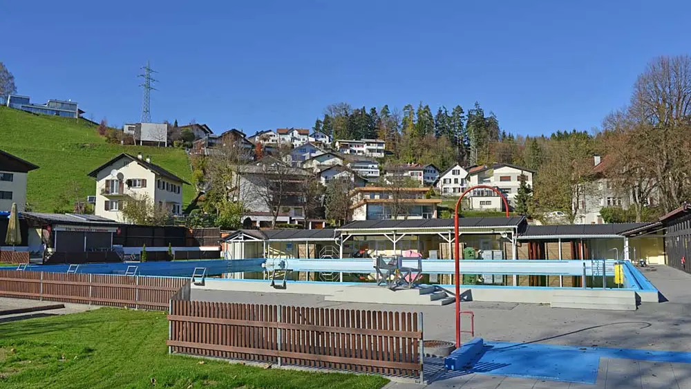 Blick ins Schwimmbad Felsenau in Frastanz