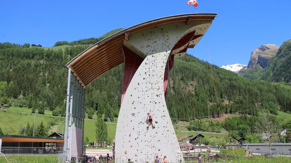Blick auf die Kletterwand in der Sport- und Freizeitanlage Großkirchheim