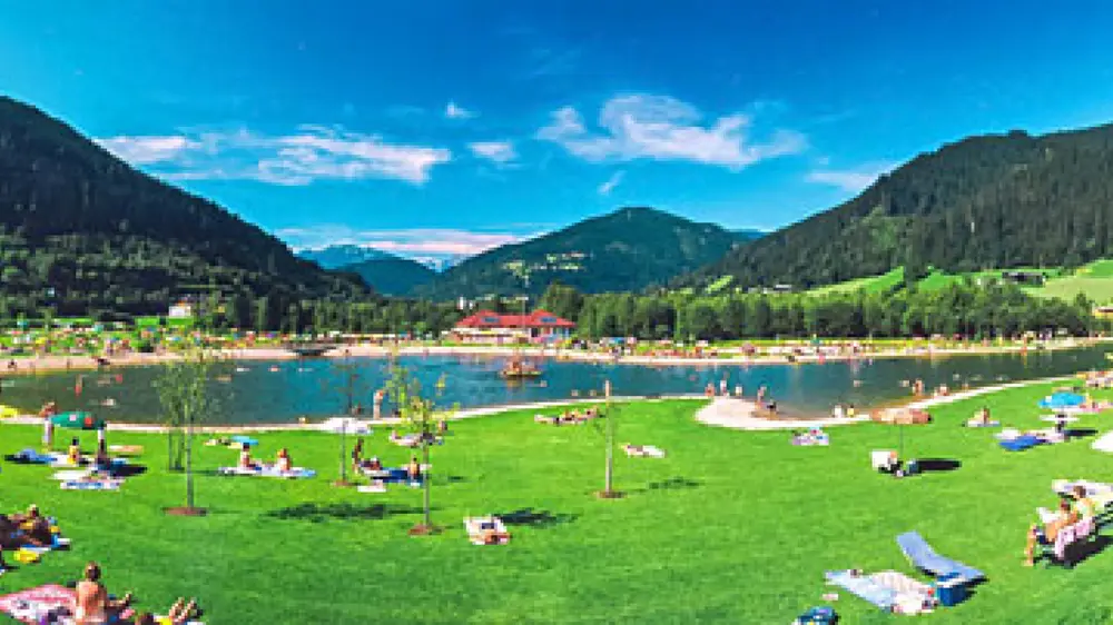 Blick auf die Liegewiese und den Erlebnisbadesee in Eben
