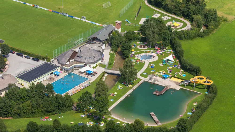 Blick von oben auf das Freizeitzentrum Thalgau