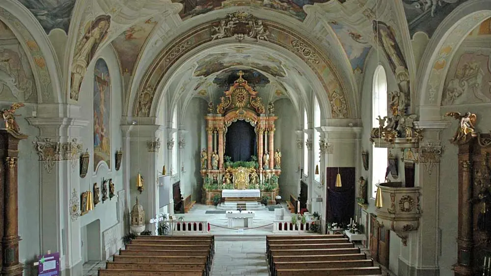Innenraum der Pfarrkirche Mariä Himmelfahrt in Schlanders