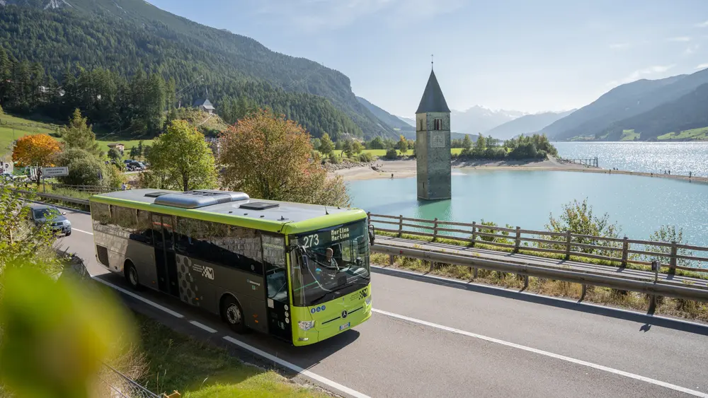 Bus vor dem Reschensee