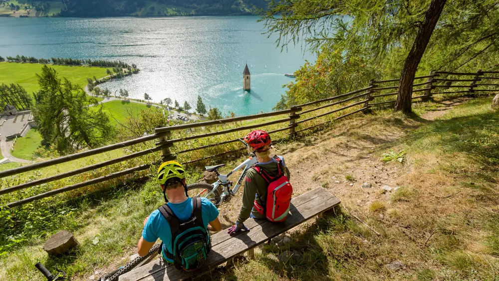 Biker genießen den Blick auf den Reschensee