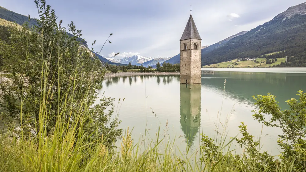 Blick auf den versunkenen Kirchturm vom Reschensee